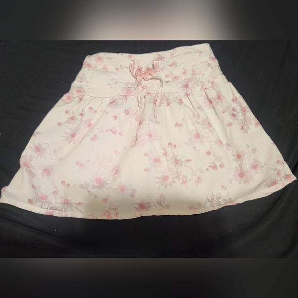 Kids clothes! Girls sz 6 skirt outfit, sz 6/6x distressed denim shorts - Picture 5 of 7